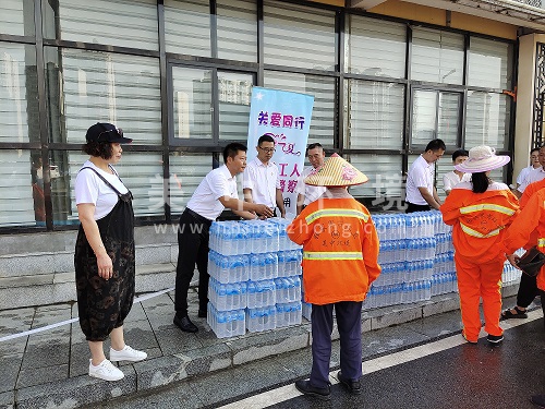 感謝愛心企業(yè)--張家界國際大酒店高書記率領(lǐng)黨員同志們關(guān)愛環(huán)衛(wèi)工人，送清涼活動.jpg